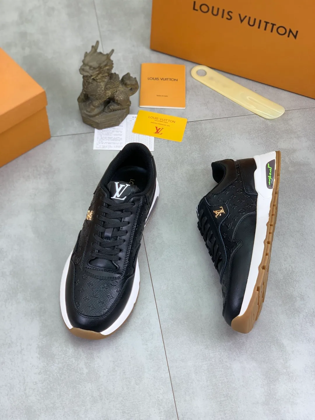 Men's Men's Shoes 💰P440💰【New Style】Yangli🆘 💭💭New model launched【LOUlS VUlTTON】Louis Vuitton's new low-top men's shoes, high quality, support inspection! This style comes from Italy with a variety of styles, very energetic and creative, giving people a comfortable and atmospheric visual impact❗Synchronization, the upper is made of silk calfskin with original LV, imported soft sheepskin lining🐑Purely hand-stitched; LV original rubber outsole 2️⃣color options available Size: 38~44